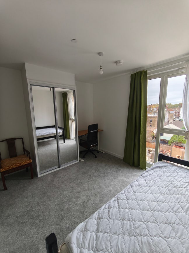 Double En-suite in West Hendon New Build Main Photo