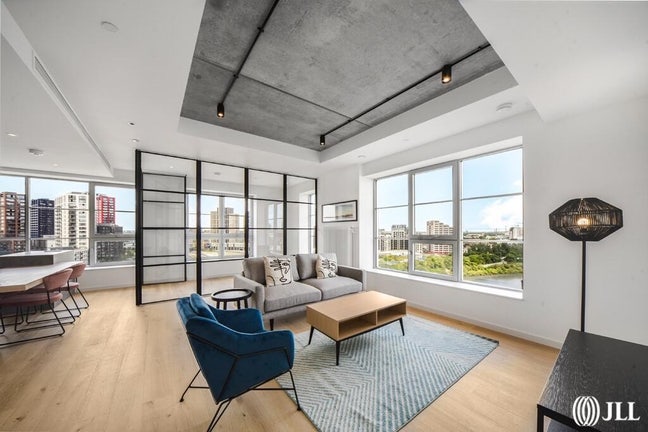 Stunning 2B2B flat with Office Area Main Photo