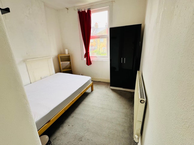 Bright room in a tidy home- All bills included Main Photo
