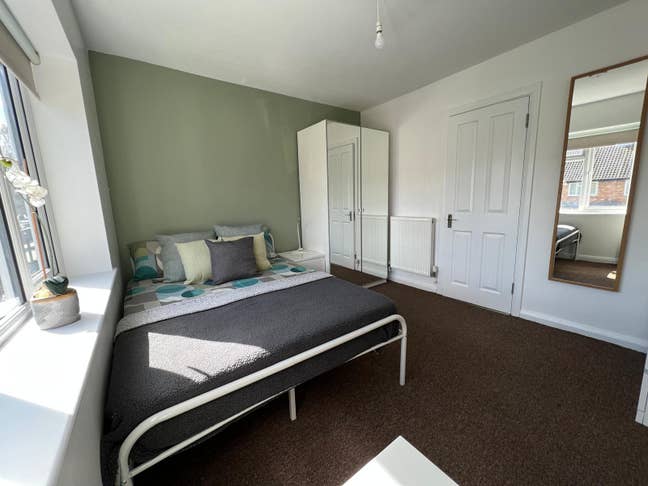 Large Double Ensuite Room - HP12 Main Photo