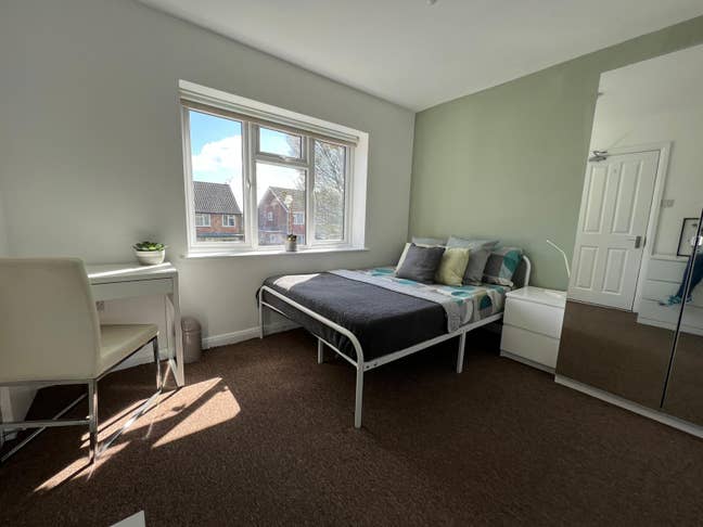 Large Double Ensuite Room - HP12 Main Photo