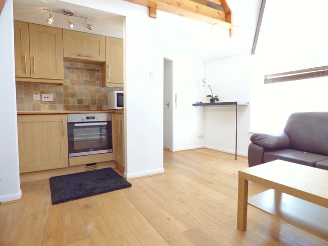 Stunning 1 Double Bedroom Duplex Flat - 5min Rail Main Photo