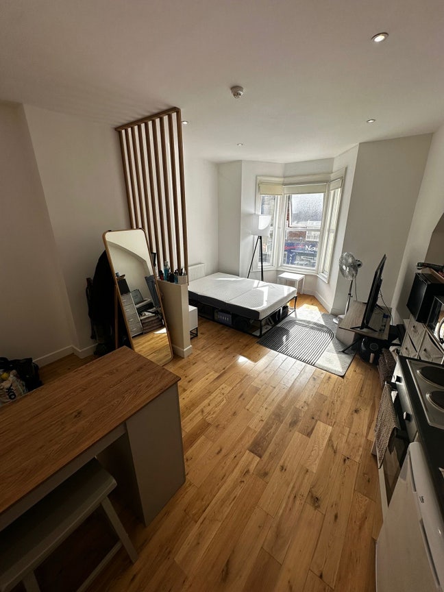 SoSo Stunning Studio, Ensuite, Available Now. Main Photo