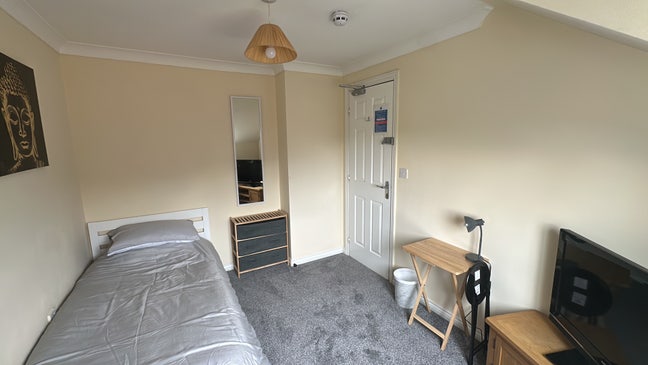 **Close to Leighton Hospital - Room For Rent**  Main Photo