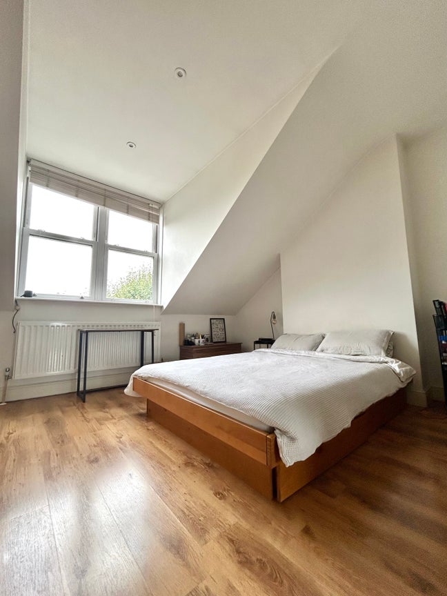 Large & Bright Double Room - Queen's Park Main Photo