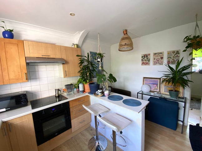 Room Available Immediately in Lovely 2-Bed Flat! Main Photo