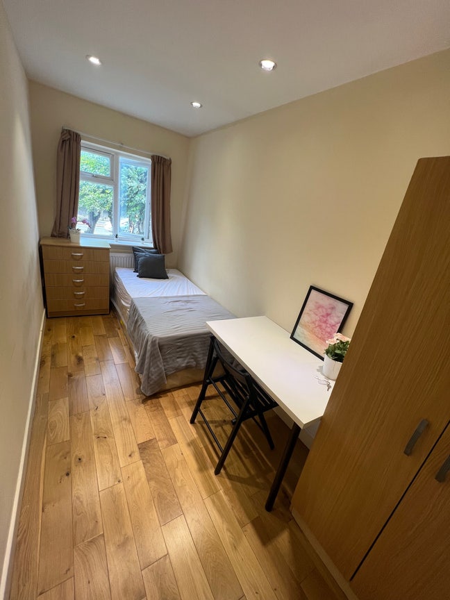 Cheapest Single Room Close to Brent Cross Main Photo