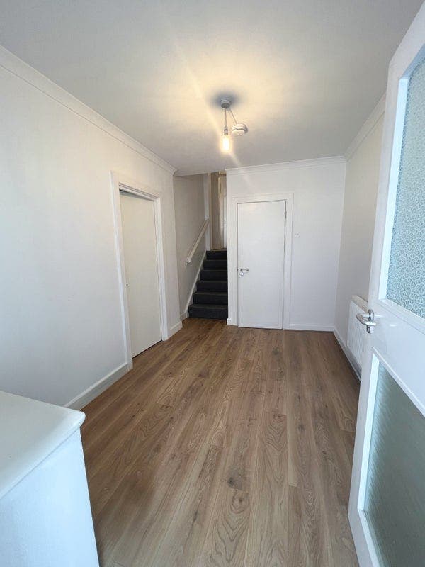 Nice Room in Queens Park 😘 Book a Viewing Now Main Photo