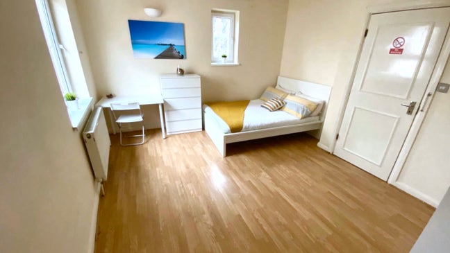 Grand Double Room in a Sophisticated Apartment Main Photo