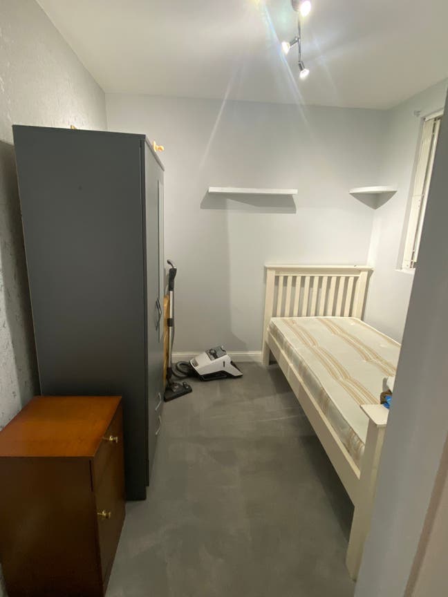 A spacious room available to rent in Enfield, EN3 Main Photo