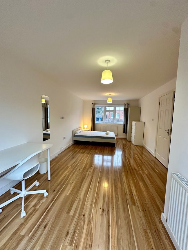 Beautiful Double Next to Town Centre Main Photo