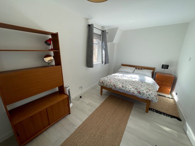 Lodger required for fully furnished rooms Main Photo