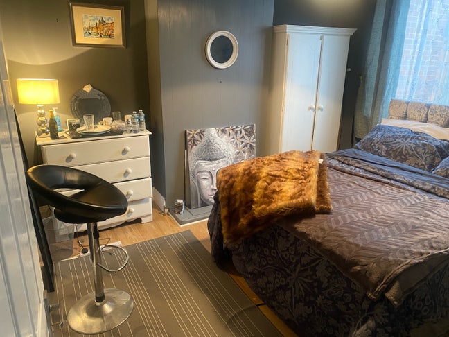 Room by train station for single professional Main Photo