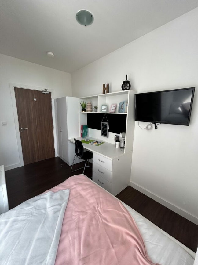 Ensuite Room with Desk & Smart TV - Bills Included Main Photo