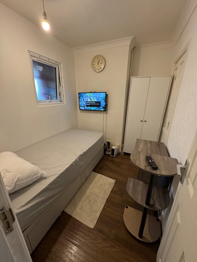Available NOW close to station and high street  Main Photo