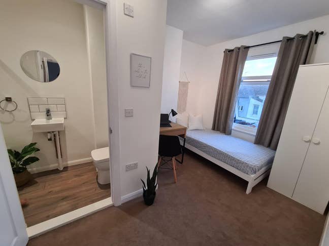  Refurbished Friendly House  - Black Bull Rd Main Photo
