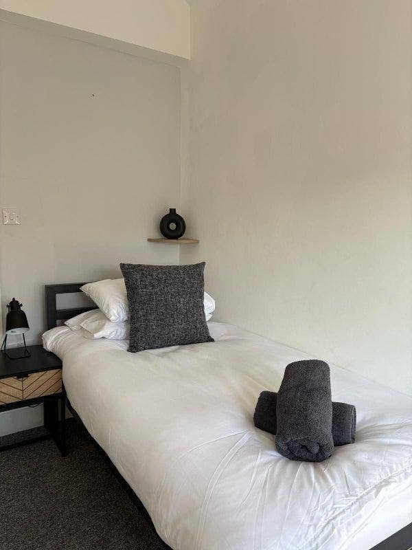Available Room in 4 Kitchener, Selby Main Photo