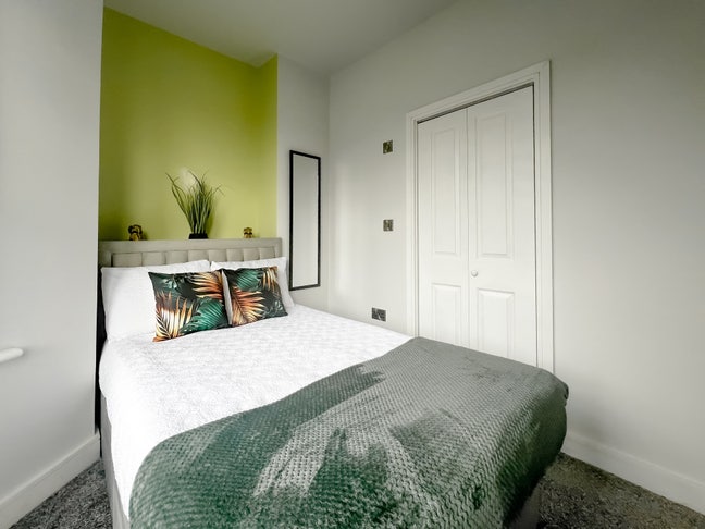 6 Rooms Available in Kingswood Main Photo