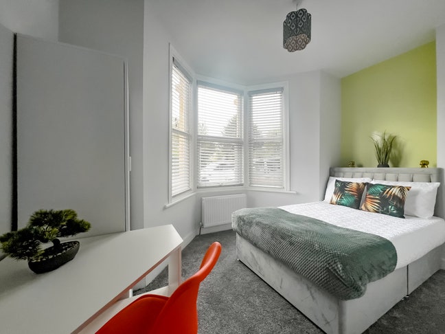 En Suite Room Available in Kingswood Main Photo