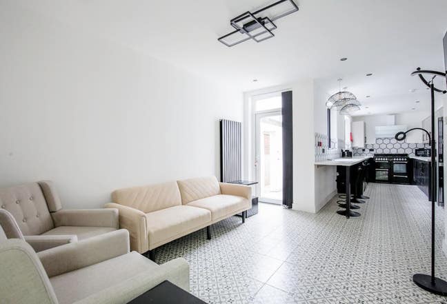 Stunning Room in Property Renovated 2025  Main Photo