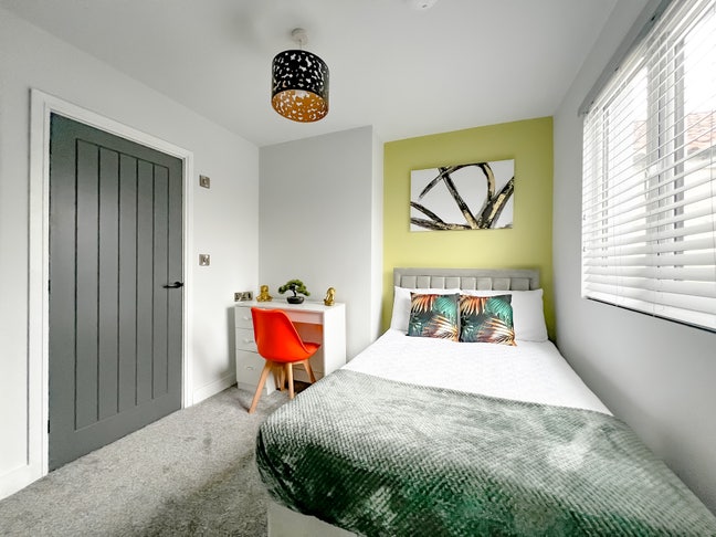 En Suite Room Available in Kingswood Main Photo