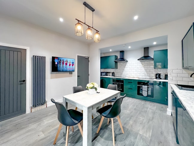 6 Rooms Available in Kingswood Main Photo