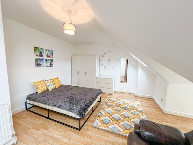 5 bed flat in NW7 ref: WW Main Photo