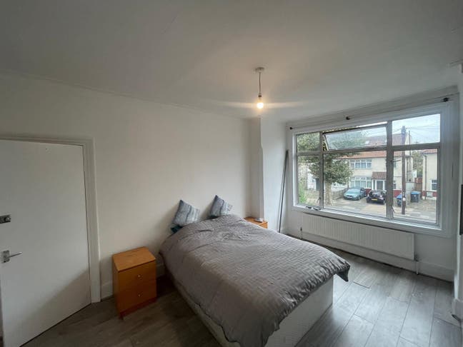 Spacious Double Room 1 Min from Jubilee Line Main Photo