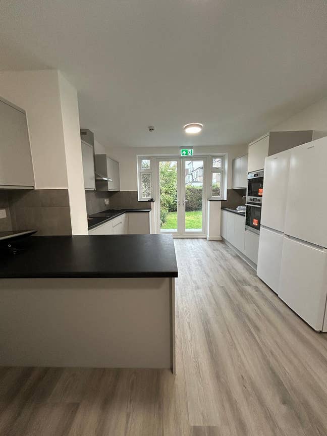 2 Single Ensuite 3 Mins from Piccadilly Line Main Photo