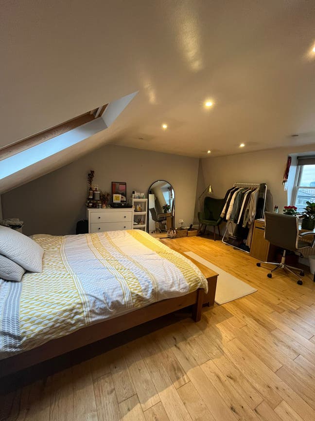 Double room available in homely Putney flat Main Photo