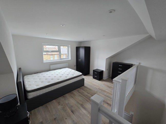 ✨ 4 Large Doubles with Living Room + Garden ✨ Main Photo