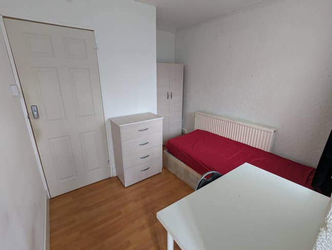 Beautiful room in Stepney Green with Balcony Main Photo