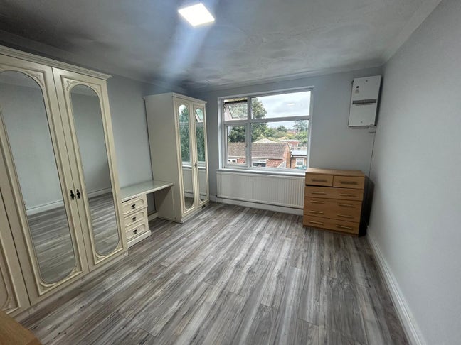 Modern Double En-Suite Room – 7 Minutes’ Walk from Main Photo