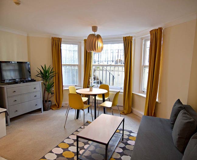 Elegant 1 bed flat at Holland Park Gardens Main Photo