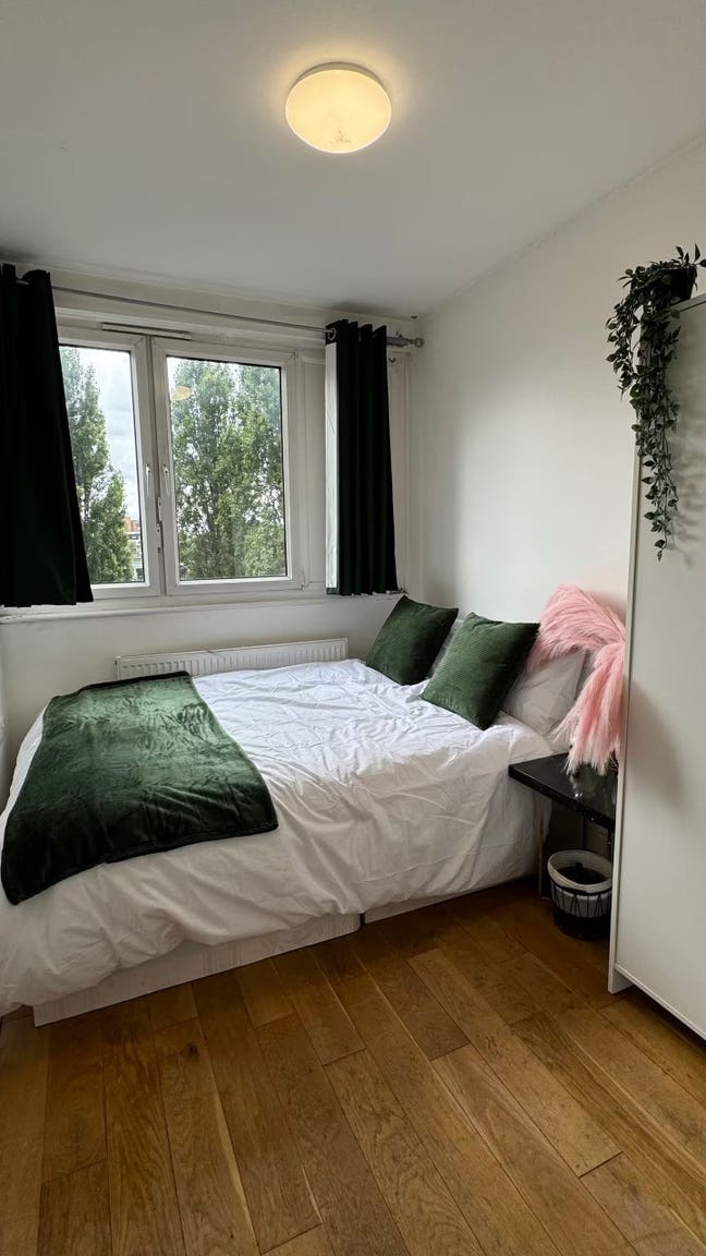 Double Bedroom 1 min from DLR Short Term Let Main Photo