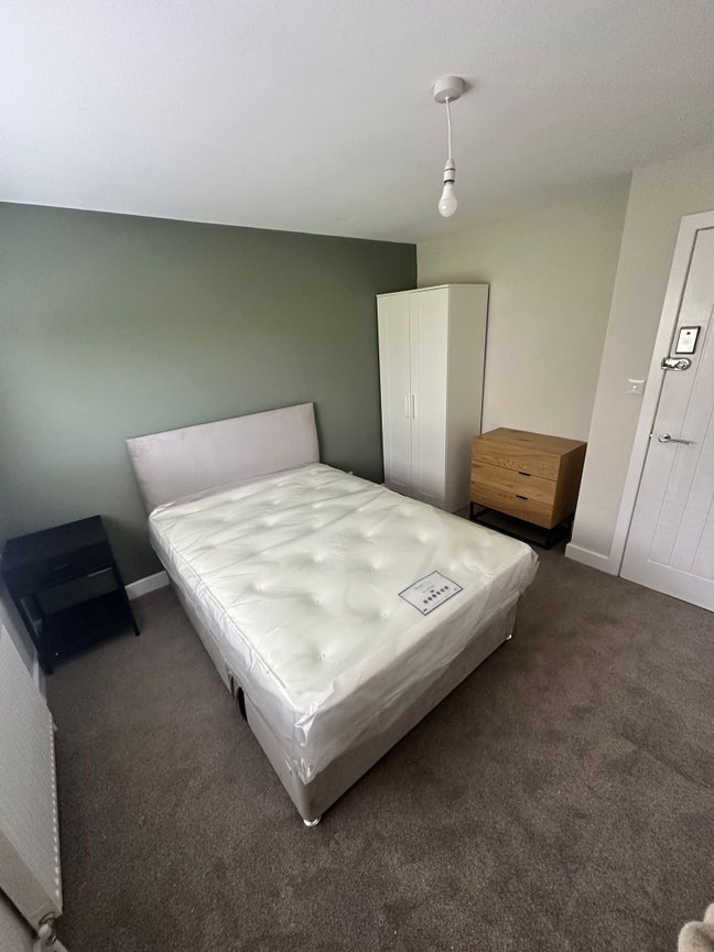 Brand new house with ensuite rooms Main Photo