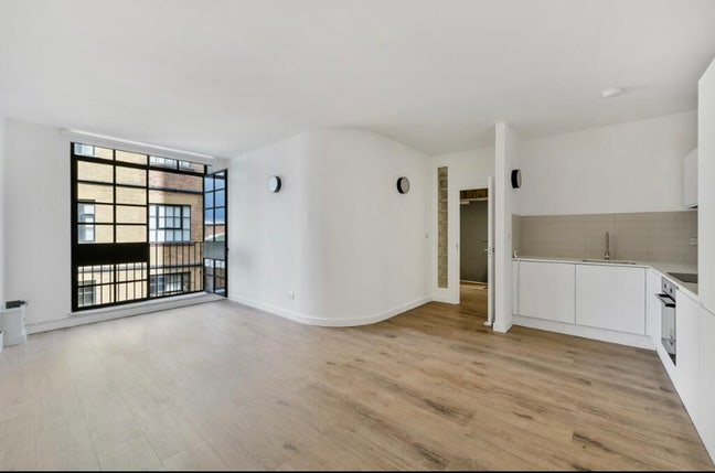 1 bedroom flat in beautiful converted building Main Photo