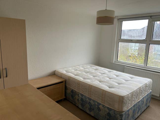 Bright Double Room – 5 Minutes from Stokey Station Main Photo