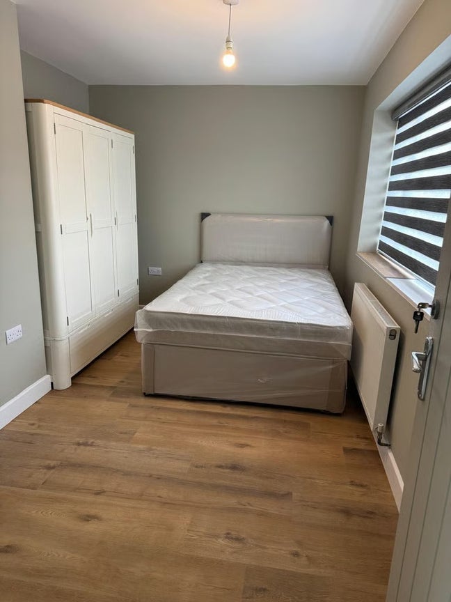 2 Rooms are available for rent - B68 0RL Main Photo