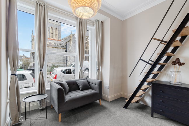 ðŸ“£ Stunning Mezzanine Room with Ample Space! Main Photo