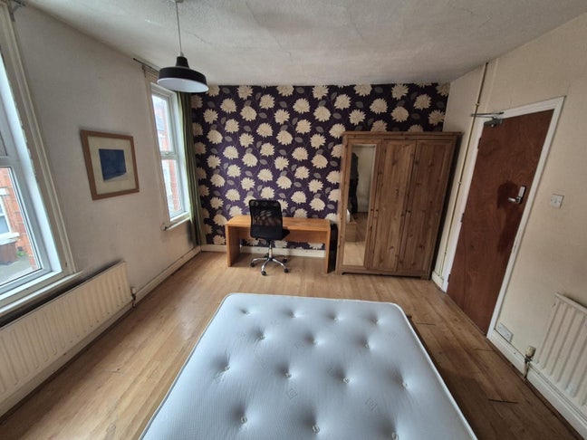 THREE ROOMS Available (Birrell Road) Main Photo