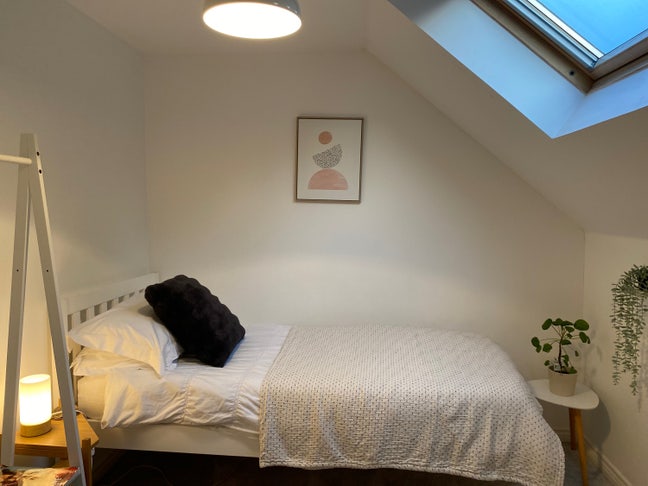 Room in welcoming home, garden & free parking  Main Photo