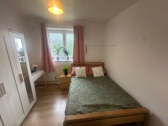 Well Presented Modern Double Bedroom - (Free WiFi) Main Photo