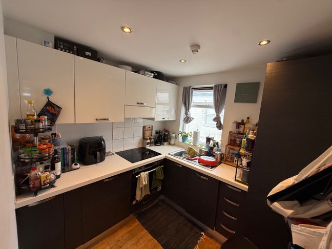 Bright Double Room in 2-Bed Flat  Main Photo