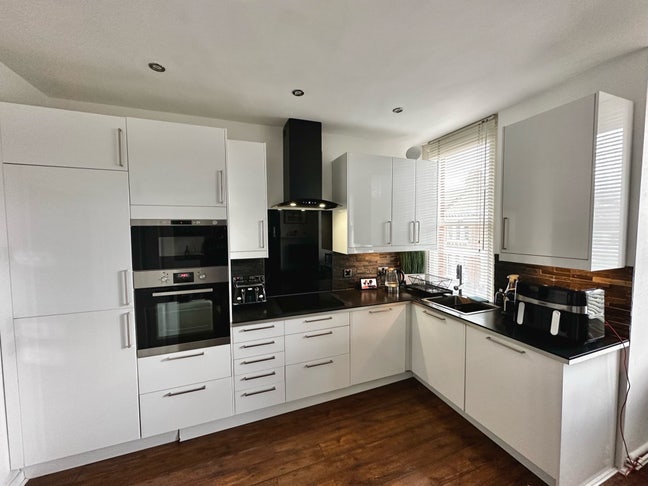 Large Double Room in Refurbished Modern Flat Main Photo