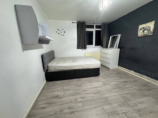 Room in Old Trafford  Main Photo
