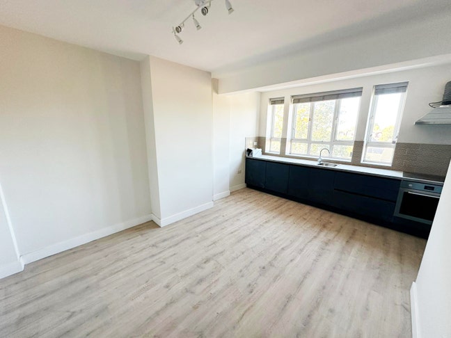 A recently renovated 2 bedroom flat in SE9 Main Photo