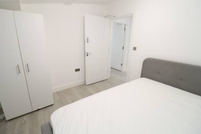 Double Room in 4-Bed Flat – Elizabeth Line  Main Photo