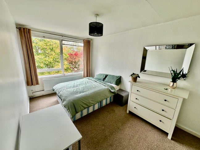 Available Now - Room in Amazing Location! Putney  Main Photo