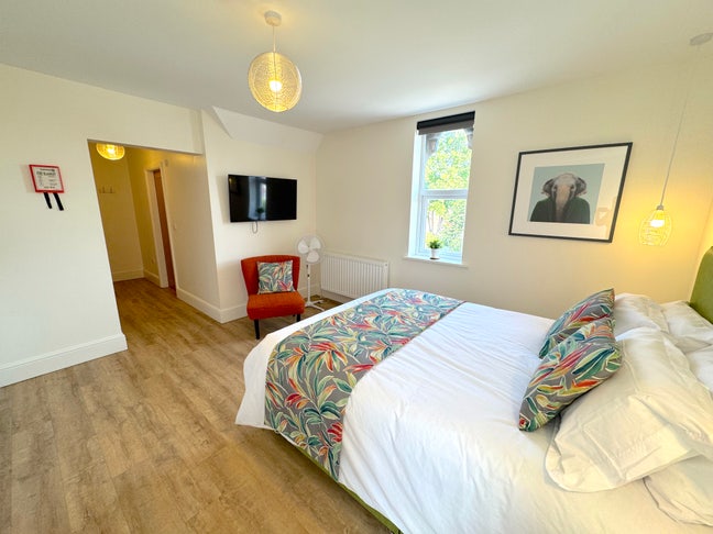 Self Contained with Ensuite and Bills Included Main Photo